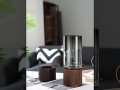 Vase en verre avec une base en bois