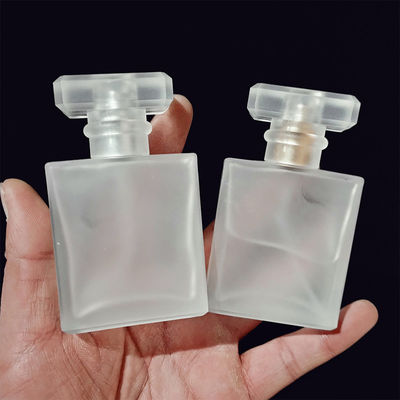 50ml givrés pulvérisent les bouteilles de parfum en verre carrées avec la pompe argentée